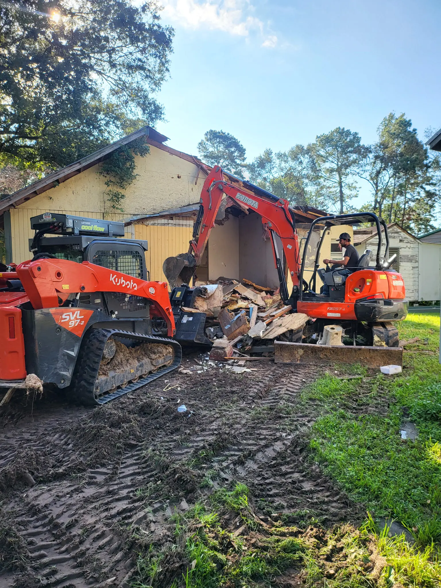 936-600-DUMP Kubota excavator performing demolition and debris removal in Cleveland TX
